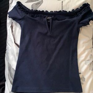 Off the shoulder V wired bodycon top.